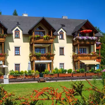 Top 3 hoteluri luxoase la poalele munților, în România