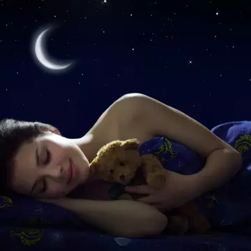 Noaptea este aliatul frumuseţii tale. Află cum!