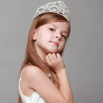 Nina Cosac transformă orice fetiţă în prinţesă
