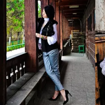Vesta, un articol vestimentar minunat! Ailin te învaţă să o porţi stilat!