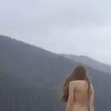 Personajul feminin secret care apare în cel mai erotic videoclip filmat în România
