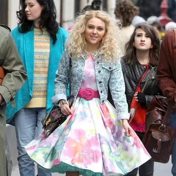 7 ţinute retro purtate de AnnaSophia Robb în "The Carrie Diaries"