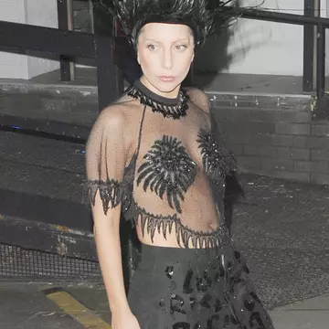 Excentric! Nu o să îţi vină să crezi ce poartă Lady Gaga pe cap!