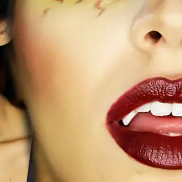 Machiaj Halloween: învaţă să te transformi într-o vampiriţă sexy! VIDEO!