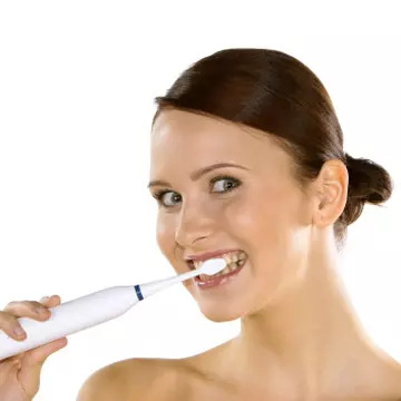 Periuţă electrică versus periuţă clasică. Pe care o alegi?