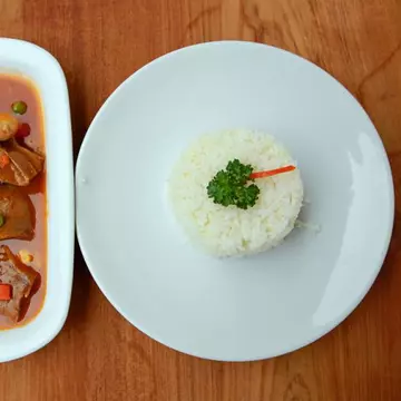 Porc cu sos picant şi orez
