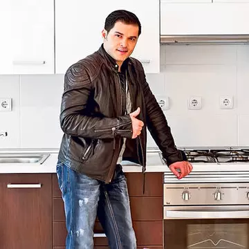 Cine l-a ajutat pe Liviu Vârciu să găsească o locuinţă părinţilor săi?