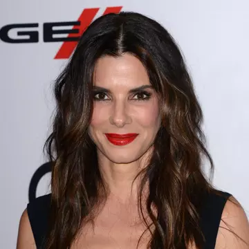 Sandra Bullock, superbă într-o little black dress la 49 de ani!