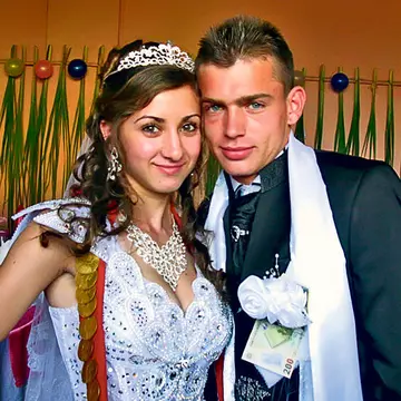 Telenovelă împărătească la Costeşti! Logodit cu sora mare... însurat cu sora mică!