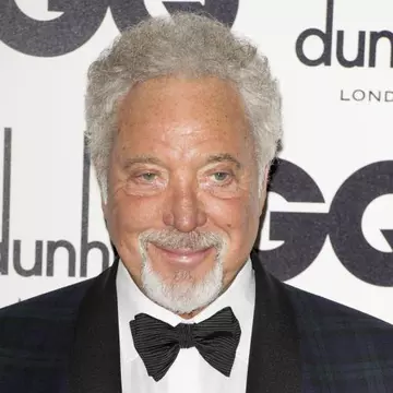 Tom Jones revine în România