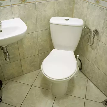 Şocant! Se teme să tragă apa la toaletă, după ce i-a explodat în faţă un vas de WC