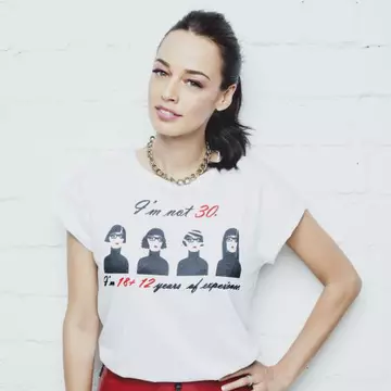 Andreea Raicu a lansat o nouă colecţie de tricouri