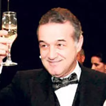 A sărutat pozele cu familia. Becali nu şi-a putut stăpâni emoţiile