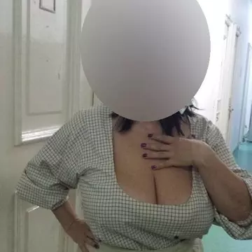 Diva care se laudă singură pe net: "Iată o bunăciune cu basmaua în cap"