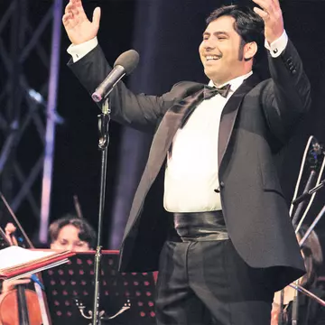 Tenorul Costel Busuioc şi-a dat nevasta pe o amantă tinerică