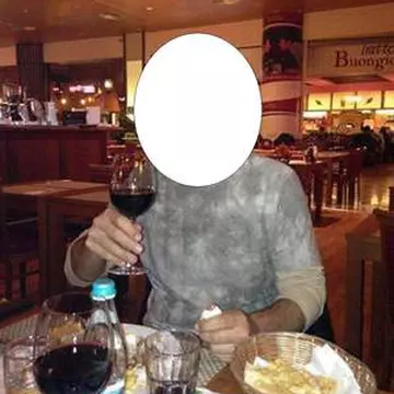 Un bărbat din showbiz, disperat că are penisul prea mare