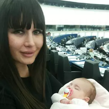 Elena Băsescu s-a întors în Parlament cu micuţa Sofia