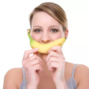 Cum îţi poţi albi dinţii cu ajutorul cojilor de banană