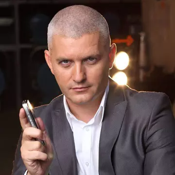 Virgil Ianţu, sexy în pantaloni mulaţi