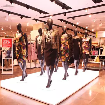 Marks & Spencer a lansat cel mai mare magazin din România