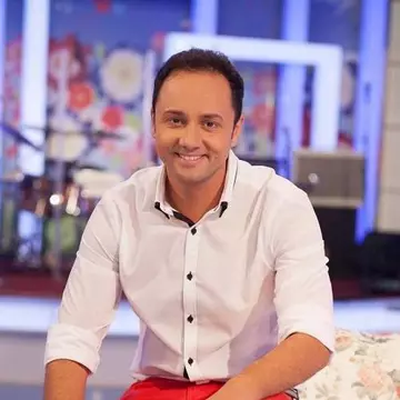 Uite cum ARATĂ TATĂL lui CĂTĂLIN MĂRUŢĂ! Ţi se pare că prezentatorul seamănă cu el?
