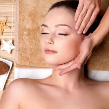 Învaţă să-ţi faci singură un masaj facial antirid!