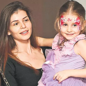 Monica Gabor şi-a oficializat relaţia cu Mr. Pink, dar a uitat ceva: "Fetiţa ar putea fi traumatizată"
