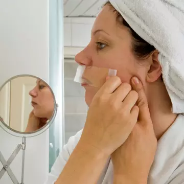 Cum să îţi epilezi mustaţa acasă, cu ceară caldă