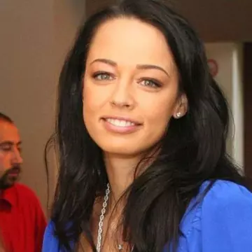 Andreea Raicu, cu mâna în gips! Primele imagini cu vedeta după ce a suferit o operaţie de urgenţă! | VIDEO