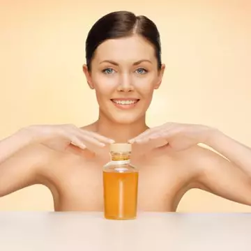 Chip brăzdat de riduri? Îngrijește-l cu uleiuri esențiale naturale