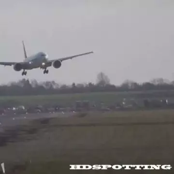 Imagini înfiorătoare! Avion spulberat de vânt la aterizare 