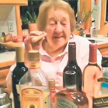 A sarbatorit cei 103 ani de viata cu whiskey, un tatuaj si... droguri
