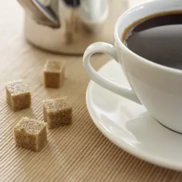 Cafeaua cu zahăr sau cafeaua cu îndulcitor? Care e mai periculoasă?