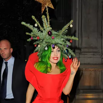 Şocant: Lady Gaga s-a costumat în pom de Crăciun