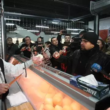 Ciobanul Ghiţă şi-a deschis magazin în Capitală. Uite ce preţuri are! 