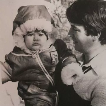 Această fetiţă este acum o vedetă sexy. Ghiceşti cine e?