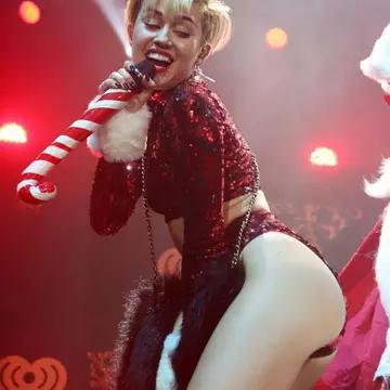 Miley Cyrus, destrăbălare pe scenă cu... Moş Crăciun
