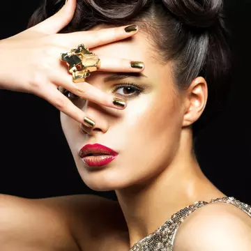 Pregăteşte-te de petrecere cu doar trei produse de machiaj