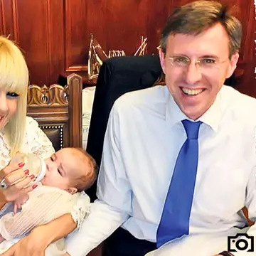 Unde ai pus mâna, naşule? Dorin Chirtoacă a atins-o pe picior pe Elena Udrea atunci când blonda i-a dat lăptic Sofiei Anais