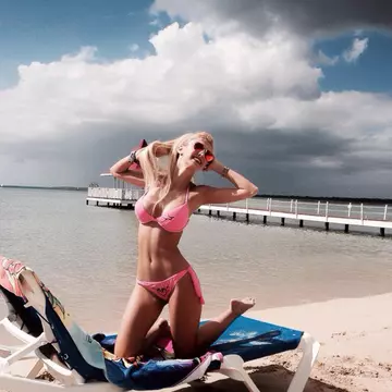 Galerie foto: Sexy Andreea Bălan, pe plajă la început de an