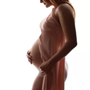 Alina Sorescu, în lenjerie intimă şi cu burtica de gravidă la vedere 