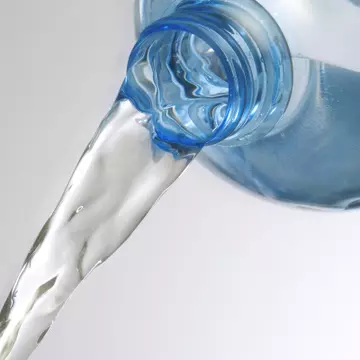 De ce nu e bine să bem apă îmbuteliată?