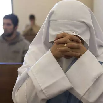 HALUCINANT! O călugăriţă din Italia a născut FĂRĂ SĂ ŞTIE CĂ E GRAVIDĂ!