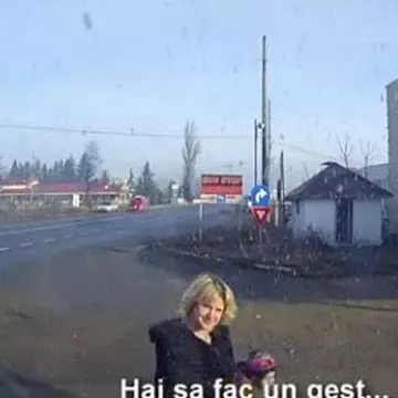 O prostituată din România a ieşit cu copilul pe stradă