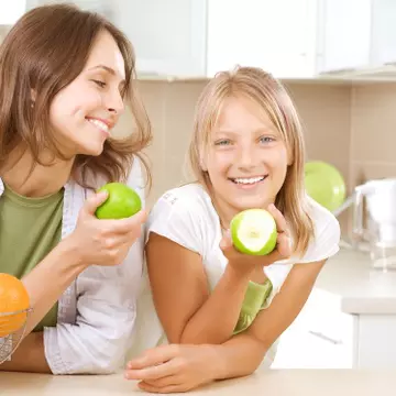 Ce faci dacă fiica ta vrea să ţină dietă. Află cum o îndrumi