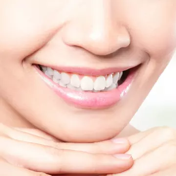 4 metode ciudate prin care îţi poţi albi dinţii