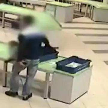 Eroul zilei. Salvează un bebeluş cu o săritură ca în filme