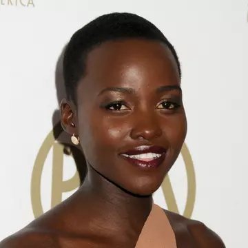 Stil de vedetă: Lupita N'yong'o, eleganţă şi frumuseţe în cele mai simple ţinute