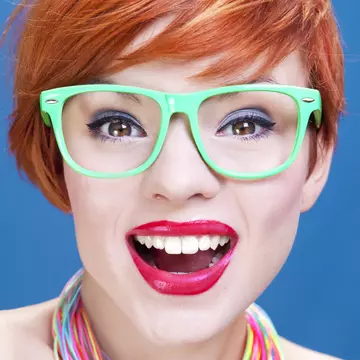 Porţi ochelari? Ce greşeli de make-up să eviţi 