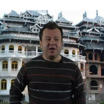 Râzi cu Dragoş Moştenescu. Ascultă o nouă serie de bancuri savuroase